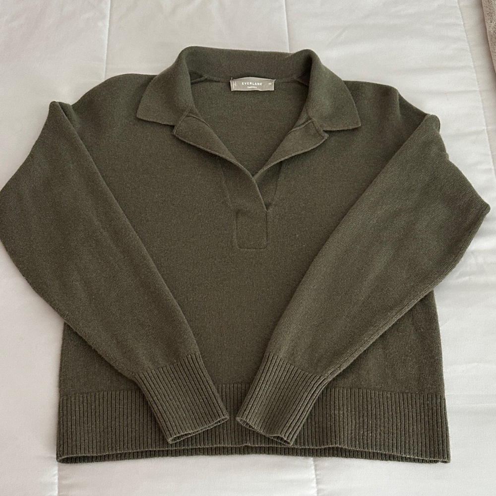 Everlane Women's V-Neck Cashmere Sweater in Deep Olive